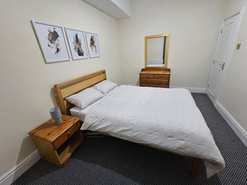 普雷斯顿Cheerful Home near Preston train station & Uclan的一间卧室配有一张床、梳妆台和镜子