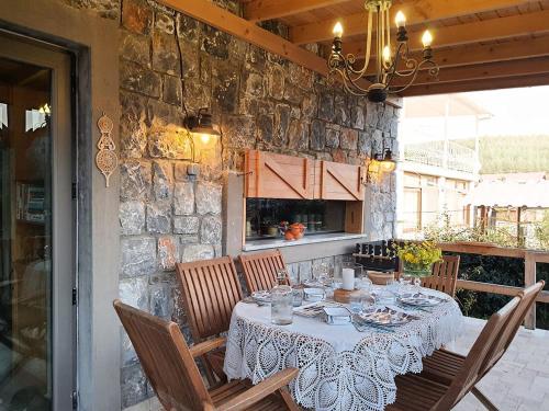 米拉斯Bodrum villa的餐桌、椅子和石墙