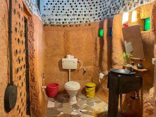 桑戈尔达萨拉亚住宿加早餐旅馆的一间带卫生间和水槽的小浴室