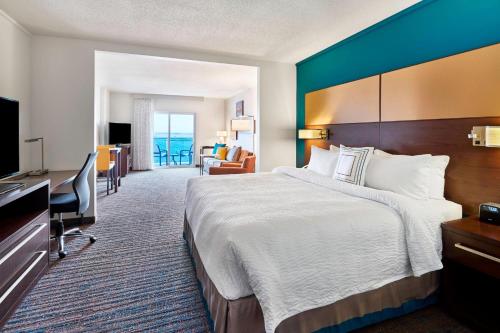 大洋城大洋城万豪居家酒店的酒店客房设有一张大床和一张书桌。