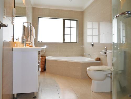 陶朗加Tauranga Homestead Retreat的带浴缸、卫生间和盥洗盆的浴室