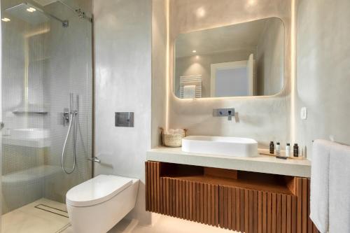 凯勒里瓦迪Villa HADI, ideal for large groups and families的浴室配有卫生间、盥洗盆和淋浴。