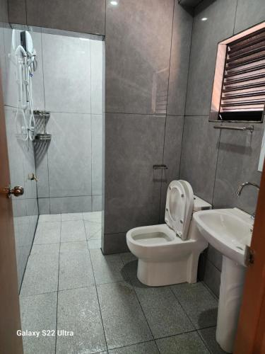 NausoriBULA VIP LOUNGE的一间带卫生间和水槽的浴室