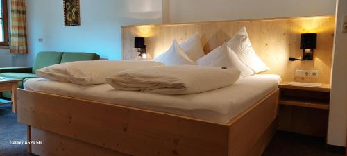 菲根贝格Hof Unterhuben的一间卧室配有两张带白色枕头的床