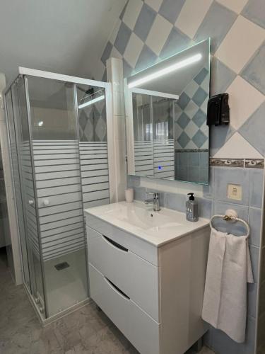 雷阿尔城Hostal Cabañeros的浴室配有白色水槽和淋浴。