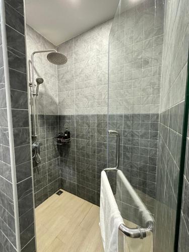 卡塔海滩Kata Noi Place的浴室设有灰色瓷砖淋浴。