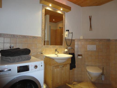 尚佩里Chalet Hestia的一间带洗衣机和水槽的浴室