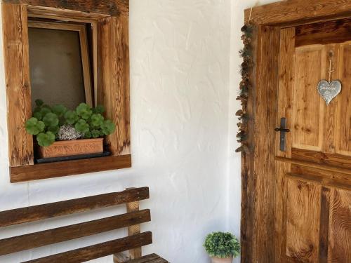 尚佩里Chalet Hestia的一间设有木门和盆栽的房间