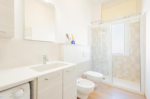 斯波托尔诺Appartamento vista mare di Marco的白色的浴室设有卫生间和水槽。