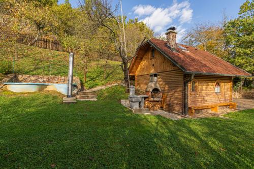 博德森特克Rudnica Hill Lodge - Happy Rentals的一座小木房子,在院子里设有浴缸