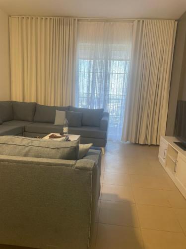 阿卜杜勒国王经济城مارينا KAEC的客厅配有蓝色的沙发和电视