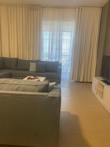 阿卜杜勒国王经济城مارينا KAEC的带沙发和电视的客厅