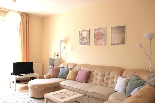 采格莱德Panoráma Apartman的带沙发和电视的客厅