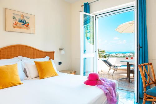 伊斯基亚波焦阿拉格斯特Spa酒店 的一间卧室配有一张床,享有海景
