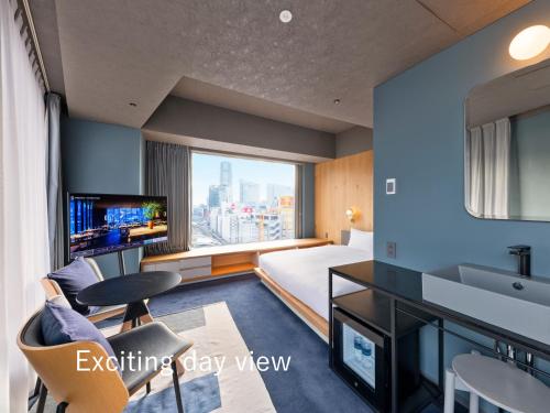 东京sequence MIYASHITA PARK - Shibuya的一间酒店客房,配有一张床和一台电视