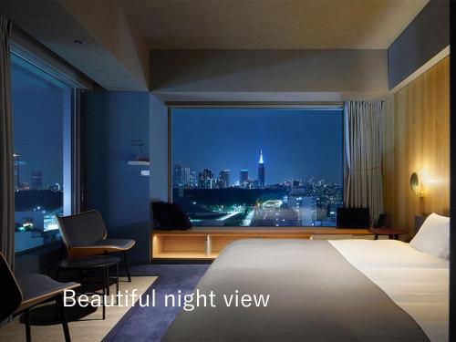 东京sequence MIYASHITA PARK - Shibuya的一间晚上享有城市美景的卧室