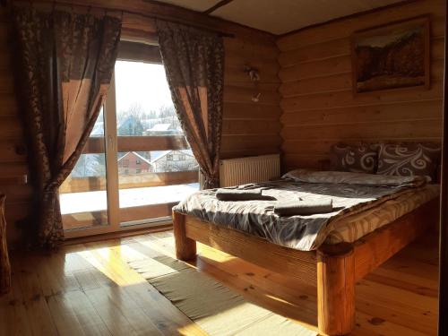 皮利佩齐Sadyba Cherry的一间卧室设有一张床和一个大窗户
