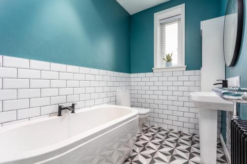 普雷斯蒂克Berelands House - Donnini Apartments的带浴缸、卫生间和盥洗盆的浴室