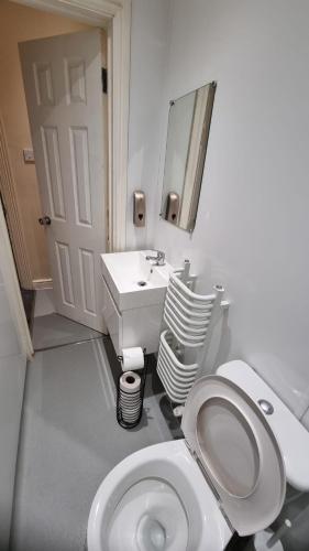 Kent48 The Brent的浴室配有白色卫生间和盥洗盆。