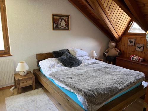 雷克罗塞Chalet Les Rhodos appartement le Yeti的一间卧室配有一张木架床