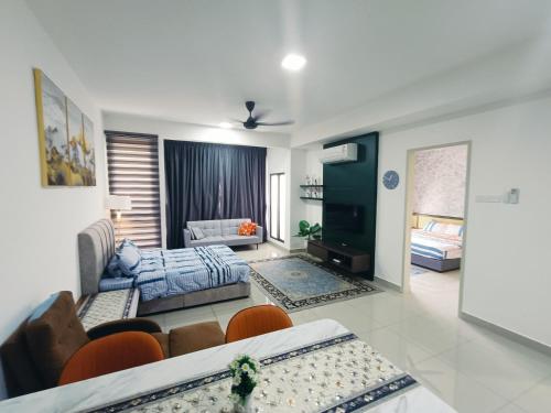 马六甲Wanz Barakah Homestay @ Bali residence的客厅配有沙发和桌子