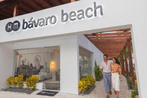 蓬塔卡纳HM Bavaro Beach - Adults Only的站在商店前的男人和女人