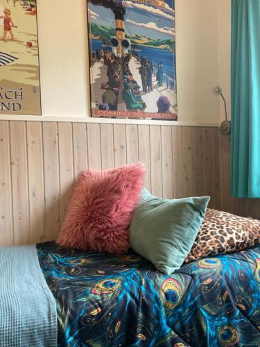 西泰尔斯海灵Riposo的上面有粉红色毛绒枕头的沙发