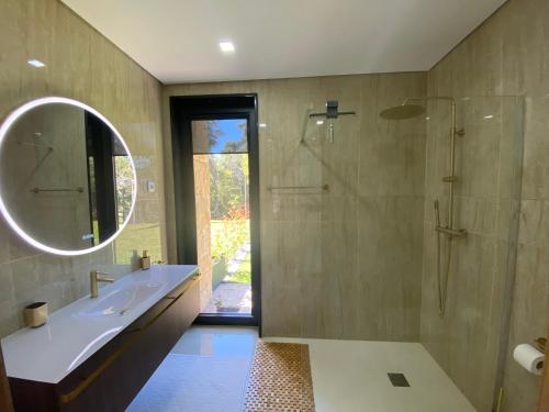 法菲Casa tapada da cheda 1的一间带水槽、淋浴和镜子的浴室