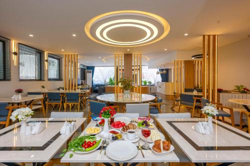 安塔利亚DIAMOND luxury Hotel的用餐室配有餐桌和食物