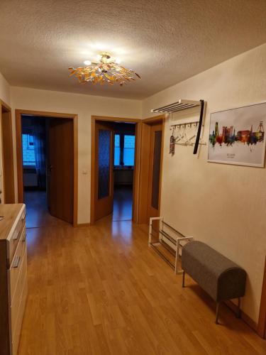 波鸿Ruhrpottbude - Private Ferienwohnung im Herzen des Ruhrgebiets的带沙发和吊灯的客厅