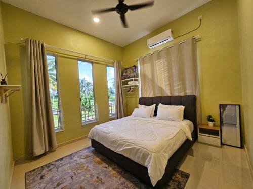 巴佐Homestay Rumah Tengok Jelawat Bachok的一间卧室配有一张床和吊扇