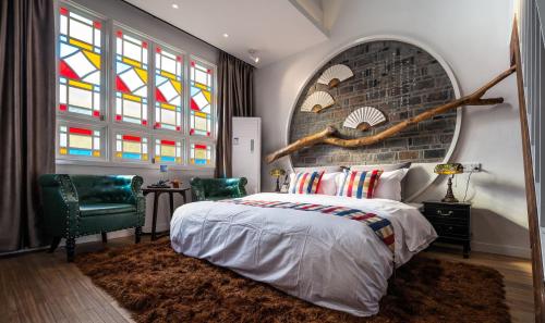 苏州苏州后里生活的一间卧室设有床铺和彩色玻璃窗