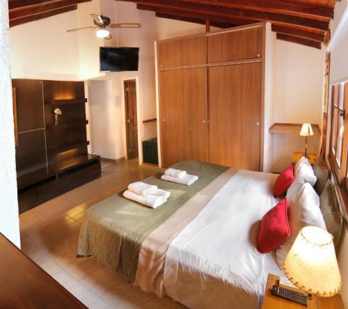 贝尔格拉诺将军镇Posada de Campo - Hotel Boutique - Adults Only的一间卧室,卧室内配有一张大床