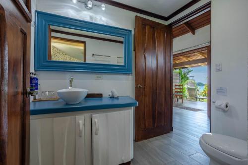 德雷克The Tranquilo Lodge, Adult Only, All meals included的一间带水槽、镜子和卫生间的浴室