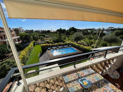贾迪尼-纳克索斯John Sea Suites的享有游泳池景致的阳台