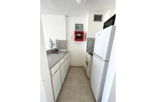 卢基约Wave的厨房配有白色冰箱和水槽