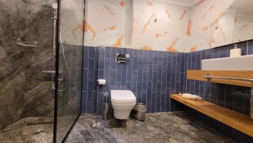 博德鲁姆Yalikavak Sea View Residence的一间带卫生间和淋浴的浴室