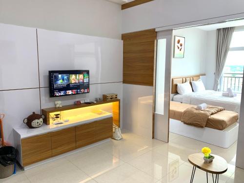 名古屋Family room at Apartemen Formosa Residence Nagoya Batam by Wiwi的客厅配有床和电视。