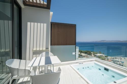 锡蒂亚GM exclusive Luxury Suites & SPA的阳台设有热水浴缸,享有海景
