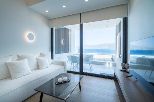 锡蒂亚GM exclusive Luxury Suites & SPA的客厅配有白色的沙发和桌子