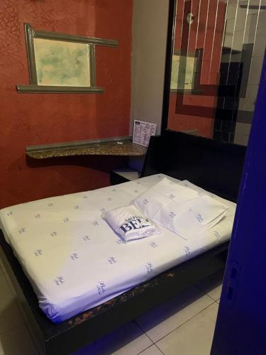 贝洛奥里藏特Belo Motel的客房内的一张小床,