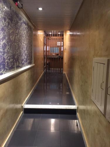 贝洛奥里藏特Belo Motel的走廊上设有一条长长的走廊,走廊上设有一扇门