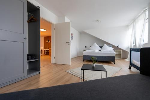 PlankstadtApartment im Dachgeschoss的一间卧室设有一张床和一间客厅。