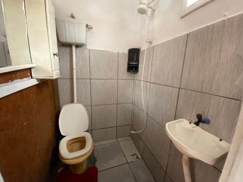 伊达贾伊Itajai Quartos e Suites的一间带卫生间和水槽的小浴室