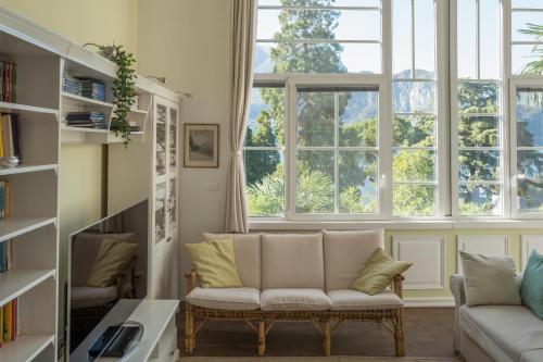 贝拉吉奥Bellagio Vintage Apartment的带沙发和2扇窗户的客厅