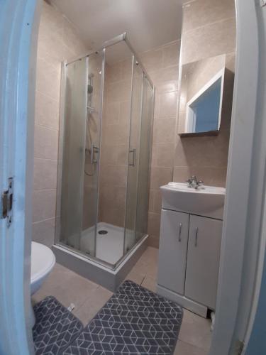 米德尔斯伯勒Exclusive Self-contained flat in Middlesbrough的带淋浴、卫生间和盥洗盆的浴室