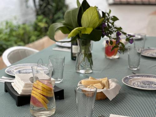 多列毛利诺斯Villa Remedios的绿桌,带盘子和玻璃杯,花瓶