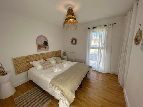 鲁西隆地区卡内VILLA NATURA的一间卧室设有一张大床和一个窗户。