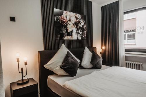 科隆Boutique Hotel Cologne的一间卧室配有一张床和一张带枕头的沙发。
