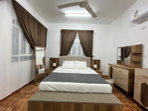 阿尔哈姆拉Relaxation Oasis的一间卧室配有一张大床和电视